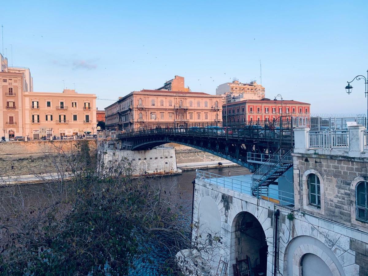 ホテル A Due Passi Dal Ponte タラント エクステリア 写真
